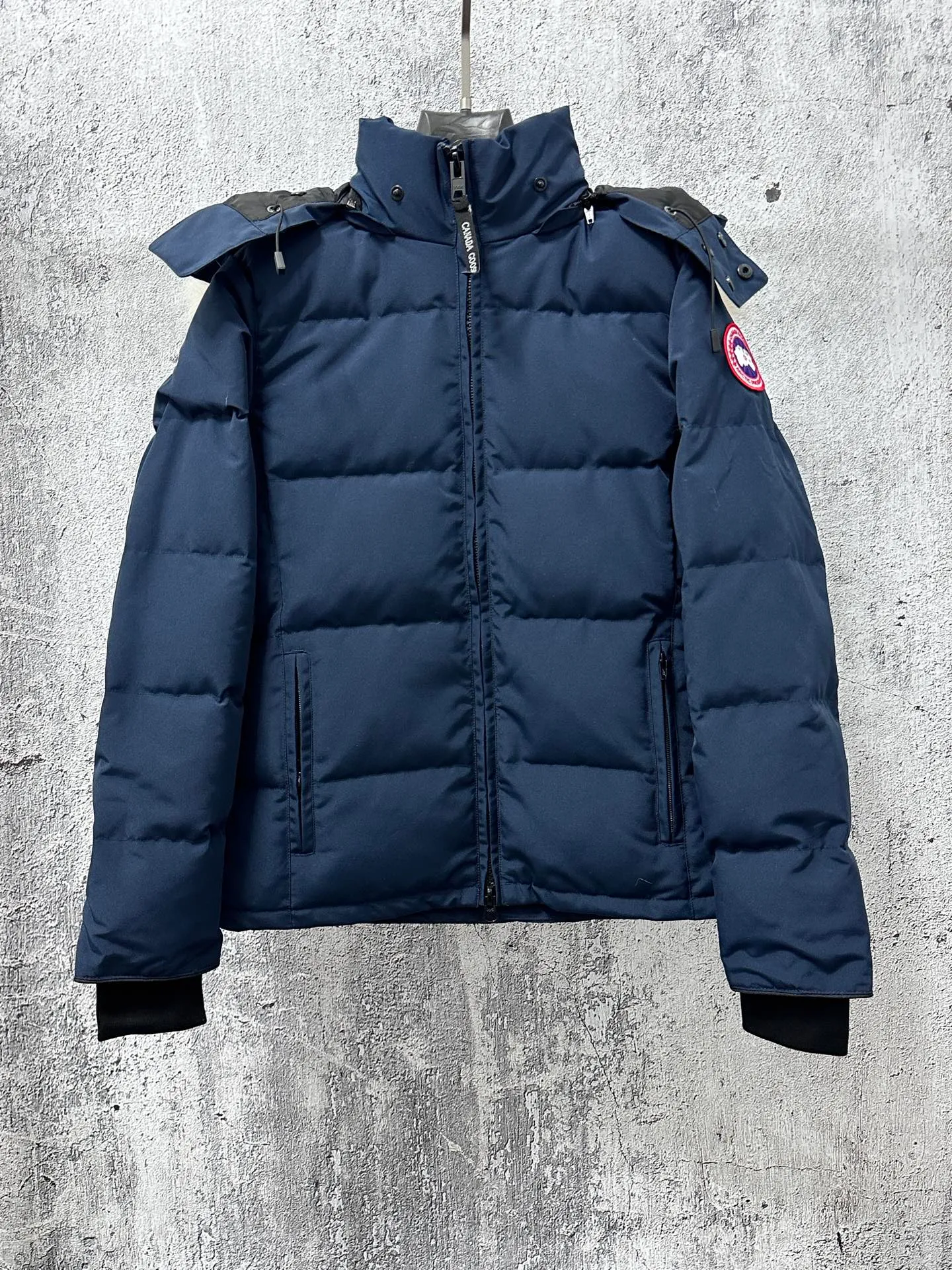 P840 【Canada gooseChelsea】Women's parka down coat, warm and comfortable. The adjustable hood features a high collar and concealed snap closure for extended coverage. And for greater protection against the elements, the detachable wolf fur collar. It features a sturdy YKK® two-way lockable zipper at the center front and a retractable waistband at the inner waist. Designed with internal straps for carrying over the shoulder. Fleece-lined exterior handwarmer pockets. Sturdy ribbed knit cuffs for cold protection and warmth. Sizes: XS-XL
